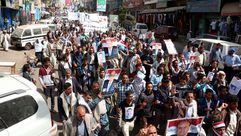 مسيرة مناهضة للحوثي وداعمة لشرعية الرئيس هادي - الأناضول