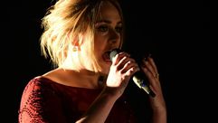 المغنية البريطانية اديل خلال تاديتها اغنية في حفل جوائز غرامي في 15 شباط/فبراير 2016