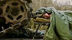 جندي إسرائيلي ينام على حدود لبنان