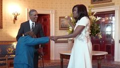 أوباما وزوجته يرقصان مع مسنة