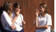 طلاب يدخنون