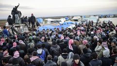 لاجئون سوريون قرب الحدود التركية- أ ف ب