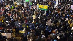 محتجون على قرار حظر السفر في مطار جون كنيدي في نيويورك