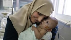 جمانة داود-  فلسطينية من غزة تلتقي مولودتها بعد ستة أشهر من الفراق- أ ف ب