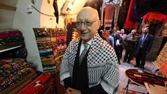 كوفمان في أحد أسواق الخليل برفقة رئيس المجلس التشريعي عن حماس عزيز دويك- أرشيفية