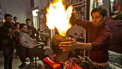 الحلاق الفلسطيني رمضان عدوان يستخدم النار خلال تصفيف شعر احد الزبائن في 1 شباط/فبراير 2017