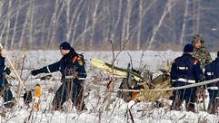 فرق الإنقاذ الروسية خلال البحث عن حطام الطائرة أمس- تويتر