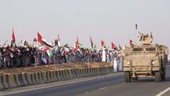إماراتيون يرحبون بقافلة عسكرية عائدة من اليمن - أ ف ب