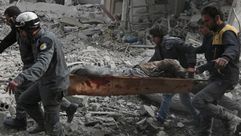 رجال الإنقاذ يقومون بإجلاء مدني مصاب في الغوطة الشرقية - أ ف ب