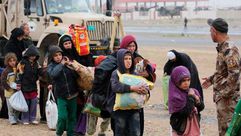 هروب مدنيين من الموصل إلى مخيم اللاجئين في بلدة حمام العليل - الأناضول