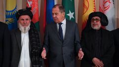 وزير الخارجية الروسي سيرغي لافروف مع ممثلي الحكومة الأفغانية وحركة طالبان - جيتي