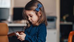 طفلة تلعب في الموبايل ايباد تكنولوجيا