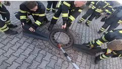 رجال الإطفاء ينقذون جرذ عالق في غطاء فتحة للصرف الصحي - ألمانيا - يوتيوب