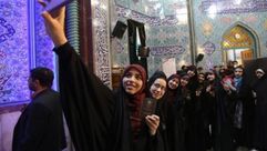 فتيات إيران خلال المشاركة في الاقتراع اليوم الجمعة- وكالة فارس الإيرانية