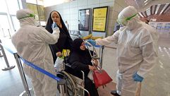 العراق كورونا قياس درجة حرارة جسم النساء العراقيات العائدات من إيران عند وصولهن إلى مطار النجف جيتي