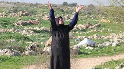 فلسطين الضفة الغربية فلسطينية اقتلع الجرافات الاسرائيلية اشجار الزيتون في ارضها ميدل ايست آي