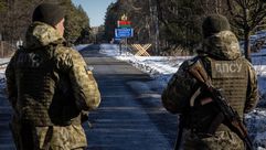 عنصران من الجيش الأوكراني قبالة حدود بيلاروسيا- جيتي