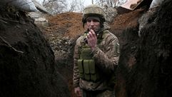 جندي أوكراني داخل أحد الخنادق على الحدود مع روسيا- جيتي