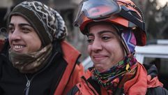 منقذة تبكي بعد العثور على فتاة سورية حية تحت الأنقاض في ولاية كهرمان مرعش- الأناضول