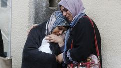 فلسطينية تحتضن طفلها الذي استشهد بقصف الاحتلال لمنزله في غزة- الأناضول