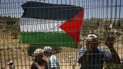 فلسطينيون يحتجون أمام سياج فاصل أقامه الاحتلال على أراضيهم- جيتي