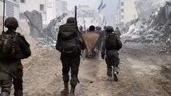 جنود الاحتلال لحظة اقتياد الفلسطيني للاعتقال وقبل ظهوره وهو ينزف- يوتيوب