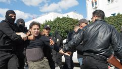 تفريق محتجين على اعتقال عماد دغيج أمام مقر الحكومة في القصبة - تونس 28-2-2014 (الأناضول)