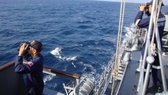 البحرية الفلبينية أثناء عملية البحث عن الطائرة الماليزية في بحر الصين - ا ف ب