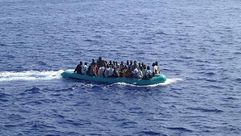 مهاجرون على قارب للهجرة السرية