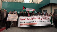 لاجئون فلسطينيون يتظاهرون بغزة احتجاجا على تقليصات مساعدات "أونروا" - غزة (8)