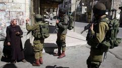 قوات من الجيش الإسرائيلي تحقق مع امرأة في الخليل (أرشيفية) - ا ف ب