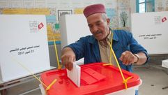شيخ تونسي يدلي بصوته في الإنتخابات الماضية