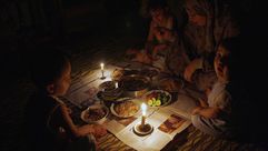 عائلة مصرية تتناول الطعام في العتمة - أرشيفية