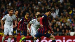 نجم برشلونة ليونيل ميسي يسجل من ركلة جزاء في مرمى ريال مدريد في 23 اذار/مارس 2014