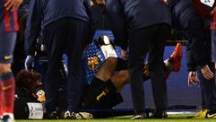 نقل حارس برشلونة فيكتور فالديس يعد اصابته في 26 اذار/مارس 2014