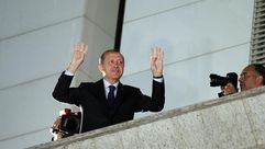 أردوغان يحيي أنصاره من مقر حزب العدالة والتنمية في أنقرة - أردوغان (8)