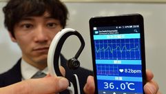 مهندس من شركة ان.اس ويست يعرض الكمبيوتر السماعة في طوكيو في 20 شباط/فبراير 2014