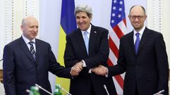 كيري ورئيس البرلمان الأوكراني ورئيس الوزراء الأوكراني - أ ف ب