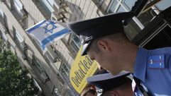 الشرطة الأوكرانية أمام السفارة الإسرائيلية في كييف - أ ف ب