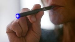 سيدة تدخن سيجارة الكترونية في واشنطن في 25 ايلول/سبتمبر 2013
