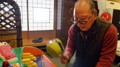 الياباني سابورو ساكاموتو يمضي وقته في دار المسنين في يوكوهاما