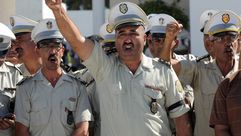 شرطة تونس - يهتفون ضد الرؤساء الثلاثة خلال حفل تأبين رجال شرطة قتلوا - تشرين الأول 2013