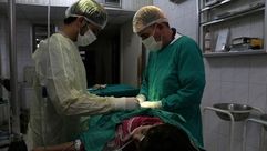 طبيب - أطباء - طفل جريح - حلب - سوريا (أ ف ب)