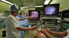 طبيب ياباني يدرب جراحين متدربين مستخدما رئة اصطناعية مصنوعة بواسطة طابعة بالابعاد الثلاثية