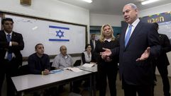 رئيس الوزراء الإسرائيلي بنيامين نتنياهو أثناء تصويته في انتخابات 2015 - ا ف ب