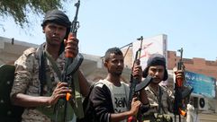 افراد من الجيش اليمني الموالي لهادي ومسلح من اللجان الشعبية الموالية لهادي في عدن ا ف ب