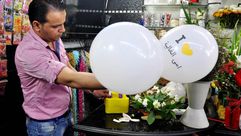 بائع في غزة ينسق هدايا للاحتفال بيوم الأم - الأناضول