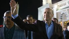 أردوغان خلال زيارته للحرم النبوي في المدينة المنورة - الأناضول