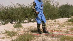 جندي يبحث عن الألغام في الصحراء الشمالية - موريتانيا - صورة من موقع الجيش