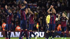 لاعبو برشلونة يحتفلون بالفوز في الكلاسيكو على ملعب كامب نو الاحد 22 آذار/مارس 2015